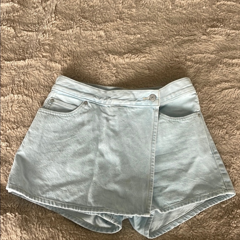Blue Jean Shorts with Frayed Hem and High-Waisted Design
